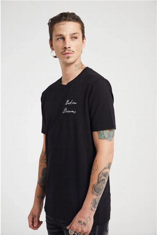 RTA LIAM TEE | BLACK COLLEGIATE BROKEN DREAMS | MU24K627